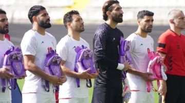 سر ارتداء لاعبي إيران حقائب مدرسية قبل مباراة نيجيريا سر ارتداء لاعبي إيران حقائب مدرسية قبل مباراة نيجيريا