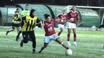 كرة القدم النسائية الأهلي يواجه الطيران في بطولة الدوري