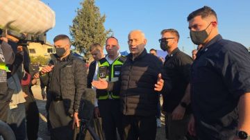 نتنياهو ورئيس الموساد يتفقدان موقع سقوط الصواريخ الإيرانية في بيت شيمش