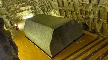 السياحة المصرية تحقق في واقعة تسلق تابوت بالسيرابيوم السياحة المصرية تحقق في واقعة تسلق تابوت بالسيرابيوم