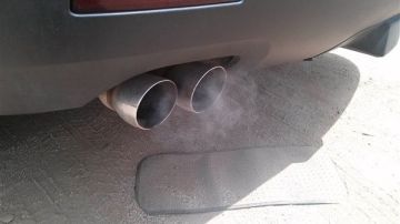 بعد تحوله للأسود.. طرق سحرية لإعادة شكمان سيارتك يلمع كالجديد بعد تحوله للأسود.. طرق سحرية لإعادة شكمان سيارتك يلمع كالجديد