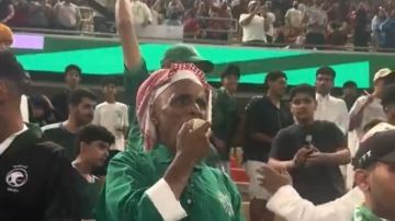 عميد المشجعين السعوديين يهتف بملعب الإنماء : حلوين يا مصر.. مصر تستاهل