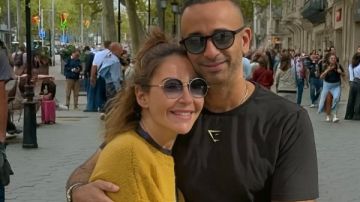 فخور بيكي.. أحمد الجنايني يهنيء زوجته منة شلبي وفريق عمل صحاب الأرض