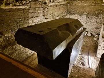 مصر.. عزل مسؤولين بعد واقعة توابيت السيرابيوم