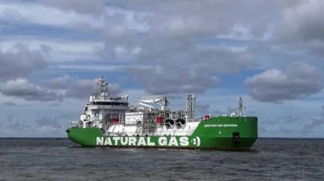 ناقلة غاز كويتية تتعرض لأضرار بعد إصابتها بحطام مسيرة قرب الفجيرة ناقلة غاز كويتية تتعرض لأضرار بعد إصابتها بحطام مسيرة قرب الفجيرة