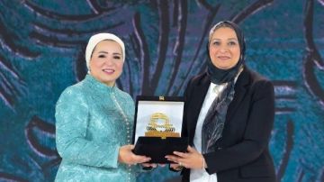 السيدة انتصار السيسي تكرم نائب رئيس جامعة عين شمس خلال احتفالية المرأة المصرية أيقونة النجاح 