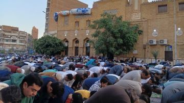 بهجة العيد تملأ ساحة الشبان المسلمين بسوهاج.. آلاف المصلين يحتفلون بالشكولاتة والبالونات