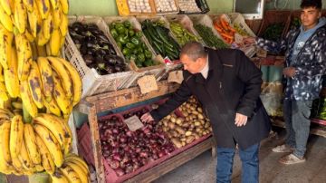 رئيس مدينة سانت كاترين يتفقد الأسواق لضمان توافر السلع واستقرار الأسعار رئيس مدينة سانت كاترين يتفقد الأسواق لضمان توافر السلع واستقرار الأسعار