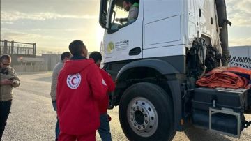 الهلال الأحمر يطلق قافلة زاد العزة 166 بحمولة 3،500 طن.. ويستقبل الدفعة 26 من المصابين