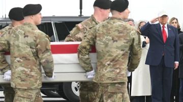 بسبب قبعة ترامب.. فوكس نيوز تعتذر عن خطأ في تغطية مراسم تسليم جثامين جنود