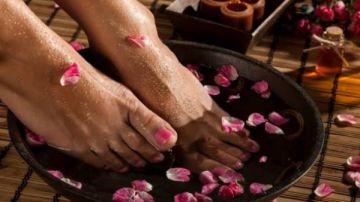 تقشير القدمين في المنزل قبل عيد الفطر.. نصائح سهلة