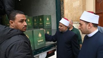 توزيع 1000 كرتونة مواد غذائية من مسجد الإمام الحسين للأسر المستحقة توزيع 1000 كرتونة مواد غذائية من مسجد الإمام الحسين للأسر المستحقة