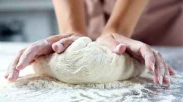 مخاطر كارثية .. احذر تذوق عجينة الكعك قبل خبزها