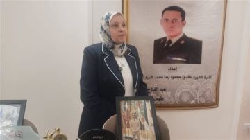 من دموع الفخر إلى وسام التكريم.. والدة الشهيد محمود رضا تروي كواليس لقاء الرئيس ورسالة لا تنسى لكل أم مصرية من دموع الفخر إلى وسام التكريم.. والدة الشهيد محمود رضا تروي كواليس لقاء الرئيس ورسالة لا تنسى لكل أم مصرية