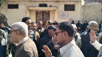 حزن شديد.. المئات يشيعون جنازة زوجة الشحات مبروك بمسقط رأسه بكفر الشيخ شاهد