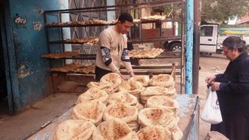 محافظ أسوان يتابع نتائج جهود مديرية التموين خلال إجازة عيد الفطر المبارك محافظ أسوان يتابع نتائج جهود مديرية التموين خلال إجازة عيد الفطر المبارك