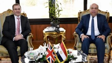 وزير الطيران يستقبل السفير البريطاني بالقاهرة لتعزيز أطر التعاون المشترك في مجال النقل الجوي وزير الطيران يستقبل السفير البريطاني بالقاهرة لتعزيز أطر التعاون المشترك في مجال النقل الجوي