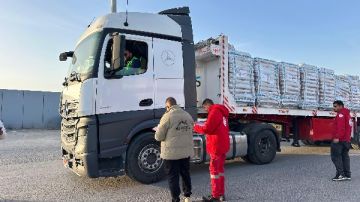 الهلال الأحمر: 2,700 طن مساعدات جديدة لدعم أهالي غزة