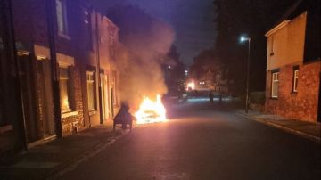 مجهولون يضرمون النيران في معرض ألوميتال شهير بالمحلة.. والأمن يلاحق المتهمين مجهولون يضرمون النيران في معرض ألوميتال شهير بالمحلة.. والأمن يلاحق المتهمين