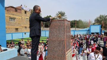 محافظ الجيزة يضع إكليل الزهور على النصب التذكاري للشهداء بنزلة الشوبك ويوقد شعلة النصر