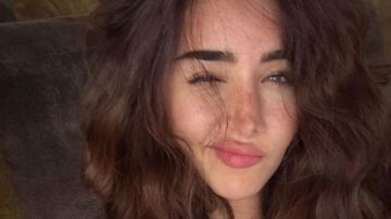 هنا الزاهد تخطف الأنظار بإطلالة جذابة