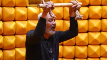 رامز ليفل الوحش جمال عبد الحميد: لا أعلم قيمة صفقة زيزو للأهلي سوى ما تم إعلانه