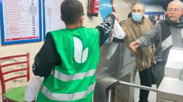 مترو الأنفاق: توزيع 60 ألف وجبة إفطار للصائمين في المحطات التبادلية صور مترو الأنفاق: توزيع 60 ألف وجبة إفطار للصائمين في المحطات التبادلية صور