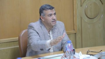 محافظ قنا يجتمع بأعضاء الغرفة التجارية وكبار التجار لضبط الأسواق