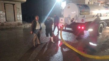 رئيس مدينة الزقازيق يتابع أعمال سحب الأمطار ويشرف على فرق العمل