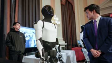 روبوت ماسك أوبتيموس يشعل سباق الذكاء الاصطناعي الجسدي في وادي السيليكون روبوت ماسك أوبتيموس يشعل سباق الذكاء الاصطناعي الجسدي في وادي السيليكون