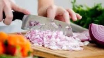 طريقة تقطيع البصل قد تغير طعم الأكل بالكامل.. السر الذي يغفله الكثيرون