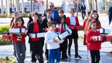 في تقليد سنوي..صور تجمع الرئيس السيسي مع أبناء الشهداء خلال احتفالية العيد