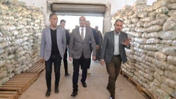 محافظ أسيوط يتفقد مخازن الشركة المصرية لتجارة الجملة بنزلة عبداللاه