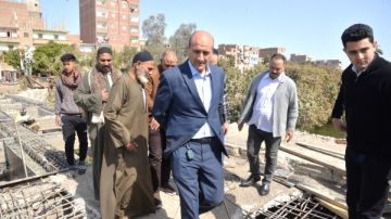 محافظ أسيوط يواصل جولاته الميدانية لمتابعة تنفيذ كوبري الحواتكة بمنفلوط محافظ أسيوط يواصل جولاته الميدانية لمتابعة تنفيذ كوبري الحواتكة بمنفلوط