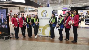 مطار القاهرة يحتفل مع السيدات المسافرات بيوم المرأة العالمي .. صور