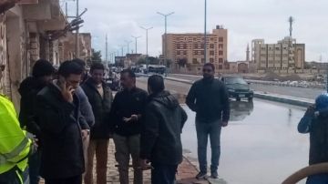 نائب محافظ مطروح يتفقد جهود رفع تجمعات مياه الأمطار من الشوارع نائب محافظ مطروح يتفقد جهود رفع تجمعات مياه الأمطار من الشوارع