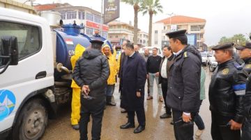 انتشار سيارت الكسح والفرق الفنية للتعامل مع هطول الأمطار في دمياط