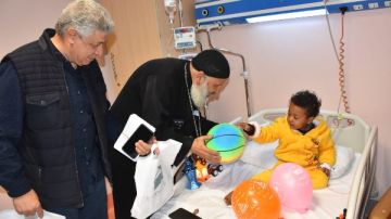 زيارة إنسانية للأطفال محاربي السرطان بمستشفي أورام الأقصر وتوزيع عيديات عليهم زيارة إنسانية للأطفال محاربي السرطان بمستشفي أورام الأقصر وتوزيع عيديات عليهم