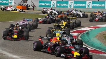 سباق ملبورن ينطلق رغم أزمة السفر وفرق فورمولا-1 تصل برحلات خاصة سباق ملبورن ينطلق رغم أزمة السفر وفرق فورمولا-1 تصل برحلات خاصة