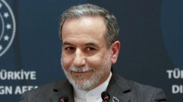 عراقجي: إيران لاتعتزم الموافقة على وقف إطلاق النار عراقجي: إيران لاتعتزم الموافقة على وقف إطلاق النار