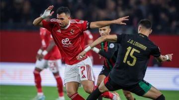 عقوبات قارية تلوح في الأفق .. الأهلي مهدد بخوض مبارتين دون جماهير بعد أحداث الجيش الملكي