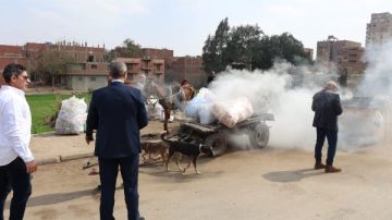 محافظ الجيزة يضبط فرزا عشوائيا وحرقا للمخلفات بالوراق .. شاهد