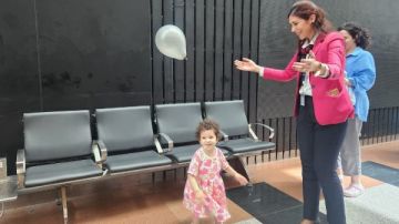 مطار القاهرة يشارك الركاب والعاملين فرحة عيد الفطر المبارك.. صور مطار القاهرة يشارك الركاب والعاملين فرحة عيد الفطر المبارك.. صور