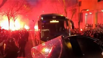 خطأ غير متوقع.. جماهير برشلونة تستهدف حافلة فريقها قبل قمة أتلتيكو في كأس إسبانيا