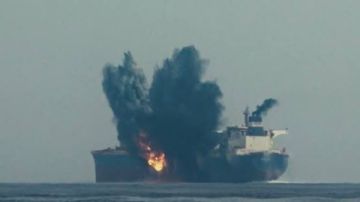 إجلاء 20 شخصا بينهم مصابون من السفينة التايلندية المستهدفة قرب سواحل عمان إجلاء 20 شخصا بينهم مصابون من السفينة التايلندية المستهدفة قرب سواحل عمان