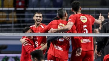 الأهلي يتوج بطلا لدوري الطائرة على حساب الزمالك الأهلي يتوج بطلا لدوري الطائرة على حساب الزمالك