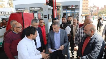 جولة ميدانية لمحافظ أسوان على محطات الوقود ومواقف السيرفيس ..شاهد