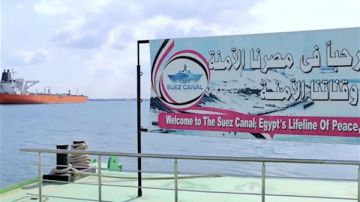 رغم التوترات.. حركة المرور بقناة السويس تسير بشكل طبيعي في غياب الخطوط الرئيسية