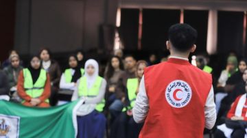 طلاب جامعة القاهرة يشاركون الهلال الأحمر في إعداد زاد العزة إلى غزة