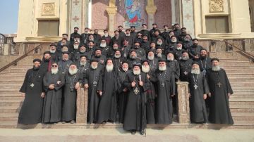 مجمع كهنة حلوان يلتف حول راعيه الأنبا ميخائيل في عيد تجليسه الثاني مجمع كهنة حلوان يلتف حول راعيه الأنبا ميخائيل في عيد تجليسه الثاني